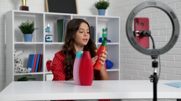 Menina adolescente apresentando produto de beleza para o cabelo, propaganda — Vídeo de Stock