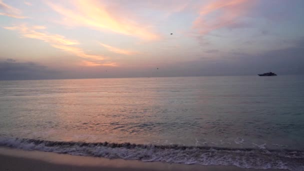 Molnlandskap solnedgång sent på kvällen med fåglar och fartyg över havet, solnedgång — Stockvideo