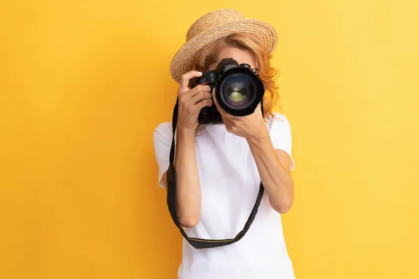 Focus lens. Zomer schietsessie. Fotoshoot. fotografisch werk. foto 's maken. — Stockfoto