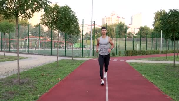Парень бегущий в замедленной съемке, спортивная жизнь — стоковое видео