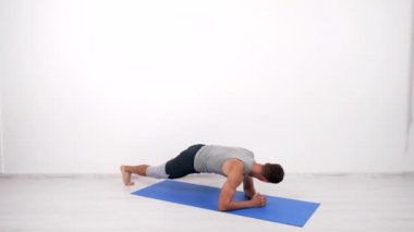 Sporcu tırmanma egzersizi yapıyor fitness eşleşmesi arka plan, kopyalama alanı, meydan okuma