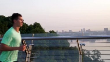 Aktif erkek sporcunun sabah koşusu, yaşam tarzı