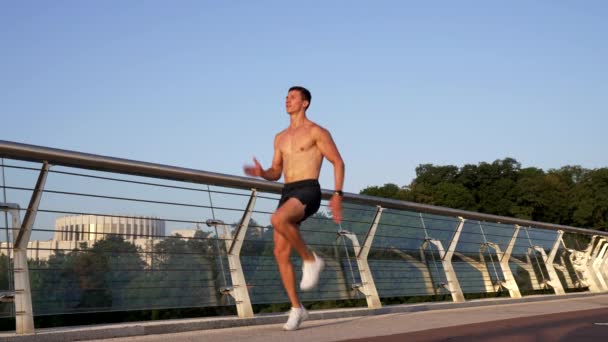 Lassú mozgás kocogás helyett energikus izmos férfi szabadban, motiváció — Stock videók