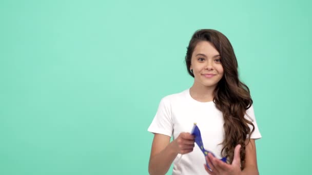 Retrato de muchacha adolescente extremadamente feliz con la cara asombrada que muestra la bandera del sindicato europeo, educación en el extranjero — Vídeos de Stock