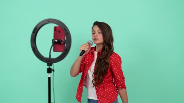 Penyanyi karaoke gadis remaja blogging lampu cahaya bernyanyi dengan mikrofon, karaoke — Stok Video