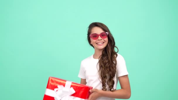 Щаслива щаслива дитина в сонцезахисних окулярах тримає подарункову коробку, з днем народження — стокове відео