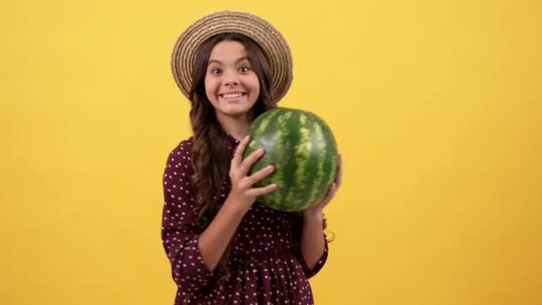 Zdumiony dzieciak z owocami arbuza na żółtym tle, arbuz — Wideo stockowe
