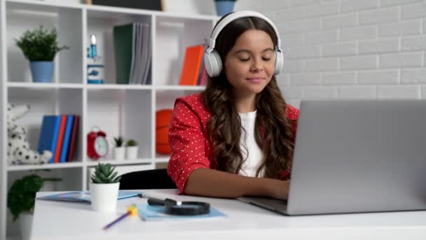 Skrattande barn sms på bärbar dator i headset, kommunikation — Stockvideo