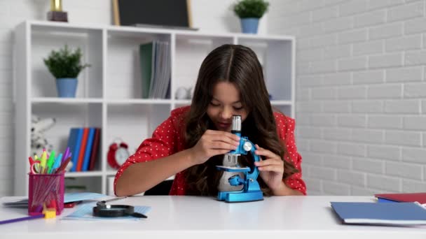 Barn tittar igenom mikroskopet i skolan, biologi — Stockvideo