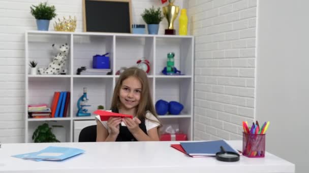 Niño feliz divirtiéndose jugando con avión de papel en la escuela lección en el aula, escuela — Vídeos de Stock