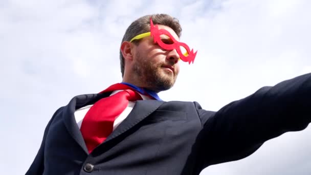 Realização e ambição do líder em máscara de herói, homem de negócios — Vídeo de Stock