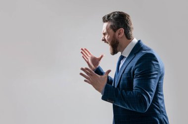 Üzücü bir deneyim. Kızgın patron geniş bir hareket yaparak çığlık atıyor. Profesyonel bir adam öfkeyle bağırıyor.