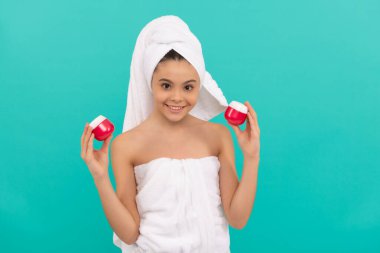 Güzellik kozmetiği. Temizleme fırçası. Gençler için kozmetik ürünler sunuyorum. Çocuk yüz kremi kullanıyor..