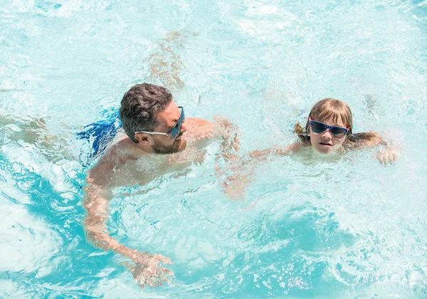 夏のスイミングプールで楽しいパパと子供の幸せな家族は、泳ぐ — ストック写真