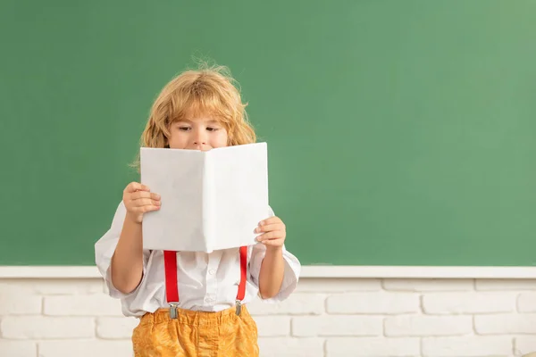 Chico adolescente en el aula. de vuelta a la escuela. Día del conocimiento. concepto de educación. — Foto de Stock