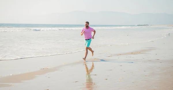 Atleta deportivo correr rápido para ganar en el día de mar. actividad de entrenamiento matutino. hombre sano corriendo —  Fotos de Stock