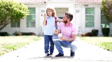 İyi ki baba oğul okuldan sonra yemek yiyorlar, ağır çekimde, birinci sınıfta.