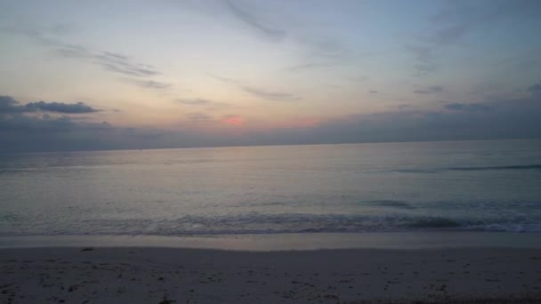 Fajar pagi di atas laut dengan gelombang di pantai, matahari terbit — Stok Video