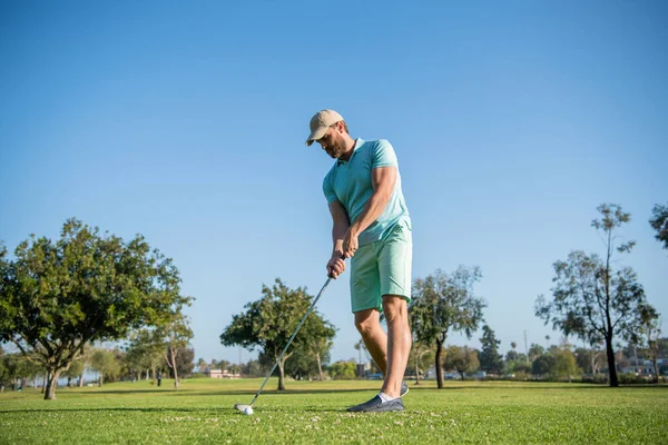 Esporte profissional ao ar livre. jogador de golfe masculino no campo de golfe profissional. — Fotografia de Stock