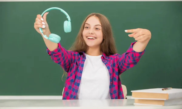 Αξεσουάρ ασύρματης συσκευής ακουστικών. νέα τεχνολογία. ανάπτυξη παιδικής ηλικίας. — Φωτογραφία Αρχείου