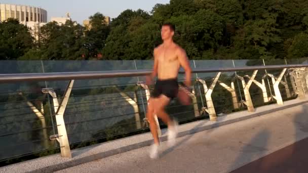 Snel lopen in plaats van energieke atleet man outdoor, levensstijl — Stockvideo