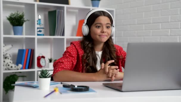 Zorgelijke jongen in hoofdtelefoon te wachten op nieuws kijken op de computer, emoties — Stockvideo