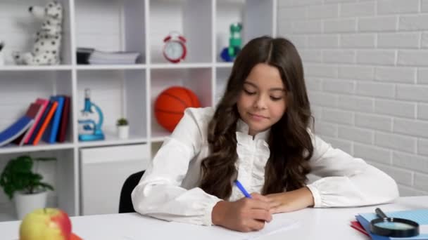 Estudiante mujer inteligente en uniforme escolar escritura en copybook, de vuelta a la escuela — Vídeos de Stock