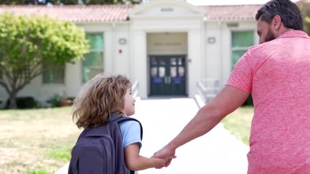 Feliz padre e hijo tomados de la mano corriendo a la escuela, cámara lenta, amistad — Vídeos de Stock