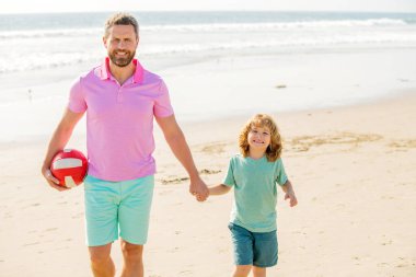 Baba, baba, baba, baba ve çocuk kumsalda el ele tutuşmuş, aile.