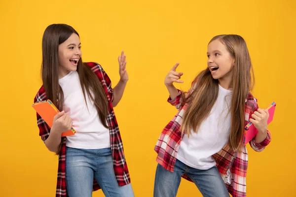 Feliz feliz niños en casual camisa a cuadros con copybooks, diversión —  Fotos de Stock