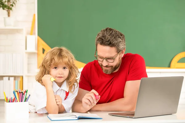 Blog de família. infância e paternidade. pequeno menino estudar com professor particular. webinar vídeo lição — Fotografia de Stock