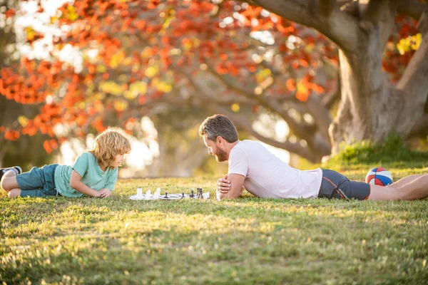 Jaque mate. pasar tiempo juntos. estratégica y táctica. tutoría. papá y niño —  Fotos de Stock