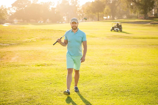 Férfi golfozó szakmai tanfolyam séta zöld fű, golf — Stock Fotó