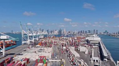Miami, Florida, ABD - 21 Mayıs 2025: nakliye konteynırı kargo. Miami Limanı. Konteyner portu yükleniyor. İhraç ve ithalat. Kargo işi. Miami liman terminalinde konteynır taşıyan kargo hizmetleri.