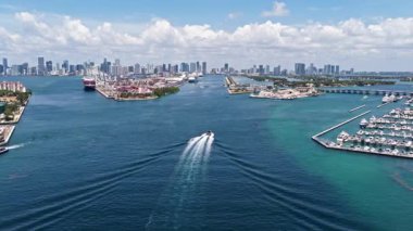 Miami Beach silueti. Miami Sahili 'nin insansız hava aracı görüntüsü. Miami sahilindeki South Pointe Park ve South Beach 'in havadan görüntüsü. Güneşli bir günde Miami gökyüzü