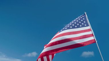 Amerikan bayrağı vatanseverlik sembolü. Amerikan bayrağı. Bağımsızlık Günü. ABD, bağımsızlık ya da anma gününde gökyüzüne karşı bayrak sallayacak. Anma günü. Anma günü ya da 4 Temmuz için Amerikan bayrağı. Vatanseverlik.