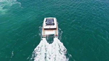 Miami, Florida, ABD - 26 Mayıs 2025: lüks katamaran yatı. Yaz tatili. Lüks seyahat yaşam tarzı. Yaz tatili. Denizdeki hava katamaranı. Deniz yolculuğu. Denizde seyreden katamaran, 4K görüntü..