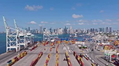 Miami, Florida, ABD - 21 Mayıs 2025: nakliye konteynırı kargo. Miami Limanı. Konteyner portu yükleniyor. İhraç ve ithalat. Kargo işi. Miami liman terminalinde konteynır taşıyan kargo hizmetleri.
