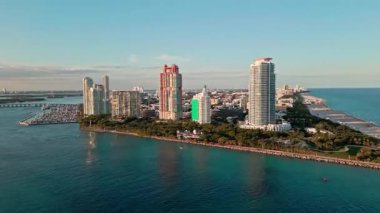 Güney sahilindeki Miami gökdeleninde. Lüks bir yat limanında. Lüks bir hayat. Miami lüks marinası. Yaz tatili. Marina hava manzarası. Yat limanı. Lüks güney sahil marinası. Sessiz yat limanı sabahı.