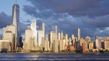 Manhattan New York Şehri, New York. New York Manhattan 'da hava karardığında zaman turu başlar. New York 'ta günbatımı Aşağı Manhattan Finans Bölgesi Hudson Nehri' nde. New York 'tan sevgilerle..