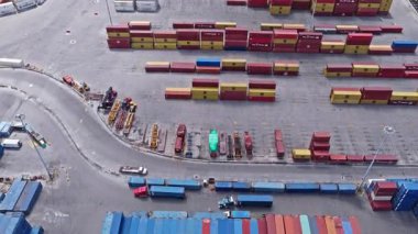Miami, Florida, ABD - 30 Mayıs 2025: nakliye konteynırı kargo. Miami Limanı. Konteyner portu yükleniyor. İhraç ve ithalat. Kargo işi. Miami limanındaki kargo konteynırı ithalat veya ihraç için hazır..