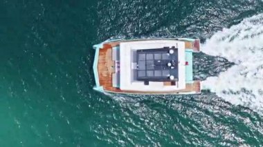 Miami, Florida, ABD - 26 Mayıs 2025: Katamaran denizde yelken açıyor. Lüks katamaran yatı. Yaz tatili. Lüks seyahat yaşam tarzı. Yaz tatili. Denizdeki hava katamaranı. Deniz yolculuğu.