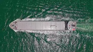 Konteyner gemisi. İhraç ve ithalat. Kargo işi. Boş mavna. Denizde konteynırı olan kargo gemisi, hava manzaralı. Konteynır için kargo gemisi. Kargo gemisi limandan ayrılıyor. Ticari ulaşım.