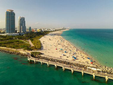 Ufuk çizgisi olan Miami Plajı hava manzarası. Miami yukarıdan. Miamis 'in ünlü simgeleri