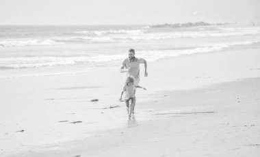 Baba oğul yaz plajında birbirini takip ediyor, aile..