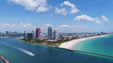 Miami Plajı 'nın gökyüzü manzarası. Miami Sahili 'nin insansız hava aracı görüntüsü. Güney Miami Sahili ve okyanus manzarası. Gökdelenleri ve kıyı şeridi olan Miami Plajı gökdelenleri