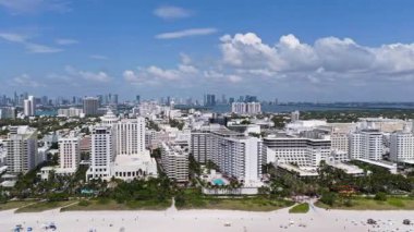 Miami 'de kumsalda güneşli yataklı, okyanus dalgalı bir plaj. Muhteşem manzaralı Miami Beach cenneti. Güney Sahili Miami cankurtaranı. Miami 'de huzurlu deniz kenarı inzivası