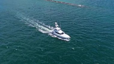 Sürat teknesi denizde. Denizdeki lüks özel yat. Motorlu yat lüks gemi. İHA görüntüsü. Tekne motorlu antenleri. Yaz tatili. Hava manzaralı motorlu tekne. Balık yatı. Lüks tekne teknesi..