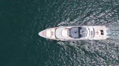 Okyanus esintisi. Lüks bir yaşam tarzı. Yaz tatili. Denizde yat. Sefer teknesi denizde yüzüyor. Motorlu teknenin üst görüntüsü. Denizde lüks tekne motorlu yatı. Tekne turizmi..