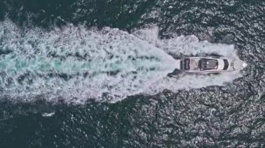 Yaz tatili. Hava manzaralı motorlu tekne. Yat teknesi turu. Lüks tekne yatı. Sürat teknesi denizde. Denizdeki lüks özel yat. Motorlu yat lüks gemi. Tekne motorlu antenleri. Deniz gezisi.